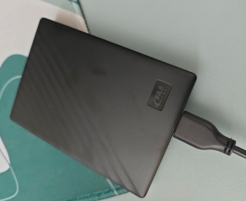 筆者が実際にパソコンへ接続して使用している外付けHDD